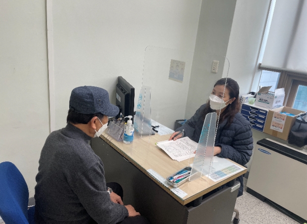 인지선별검사 중인 사진