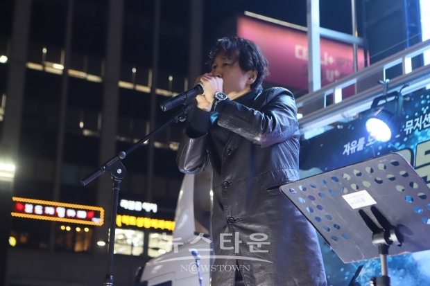 열창중인 8대 부활 보컬 정단 가수