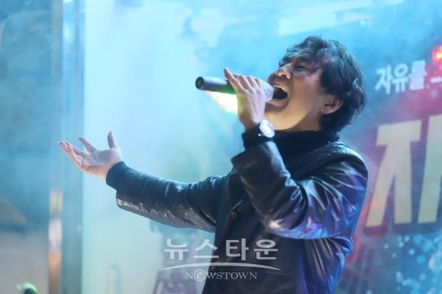 열창중인 8대 부활 보컬 정단 가수