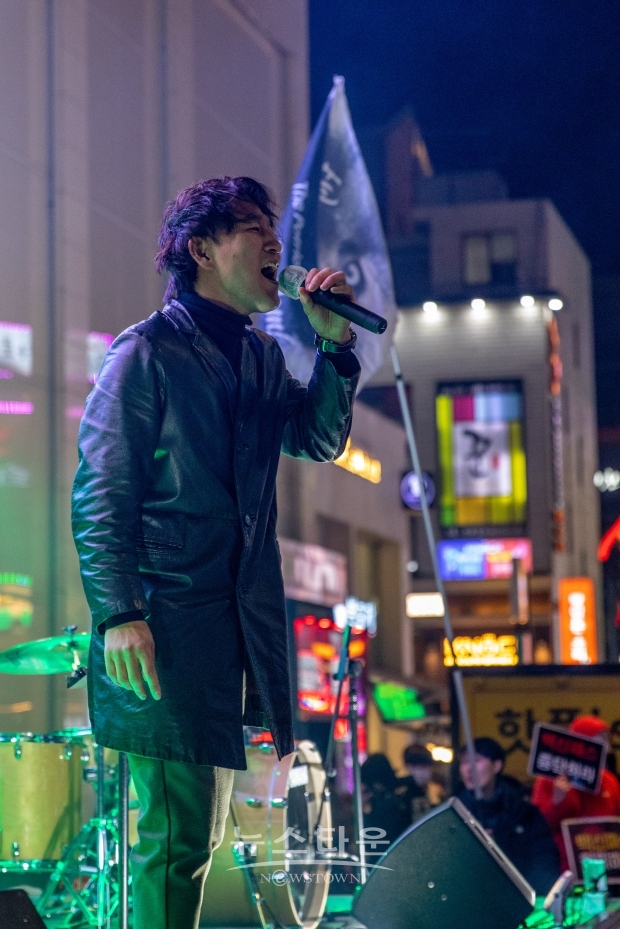 열창중인 8대 부활 보컬 정단 가수