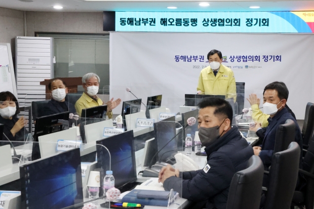 경주시와 울산시, 포항시 등으로 구성된 해오름동맹 상생협의회가 지난 9일 ‘2022년 상반기 정기회’를 비대면 영상회의로 진행하고 있다.