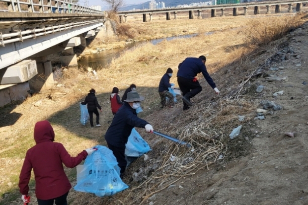 지난 11일 대청소 참여자들이 경주시 현곡면 새한아파트 뒤편 강변에서 쓰레기를 수거하고 있다