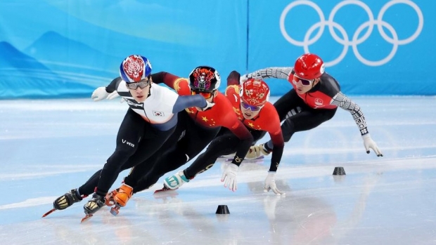 베이징 동계올림픽에서도 지난 7일 쇼트트랙 남자 1000m 준결승에서 한국의 황대헌 선수와 이준서 선수가 각각 1, 2번째로 결승선을 통과했지만, 추월과 레인 변경으로 접촉의 빌미를 만들었다면서 실격당하는 일이 발생했다. / 사진 : 유튜브 캡처