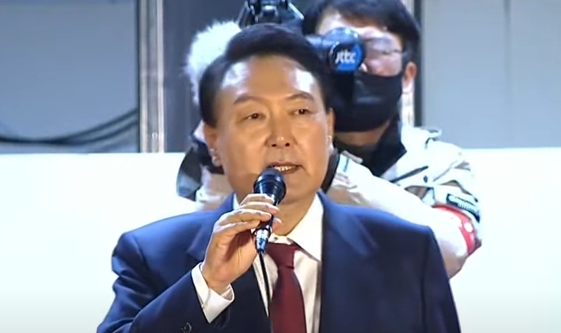 윤석열 후보가 10일 국민의힘 당사 앞에서 대국민 인사를 하고 있다.