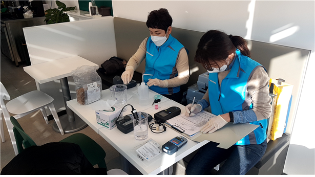 인천시 워터코디가 수돗물을 수질검사하고 있다.