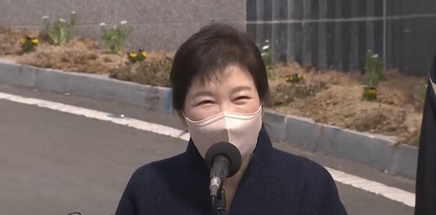 박근혜 전 대통령이 24일 사저 앞에서 대국민 메시지를 발표하고 있다.