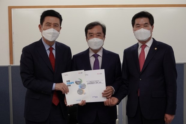 (좌측부터) 이강덕 포항시장, 김병준 균형발전특별위원장, 정해종 포항시의회 의장