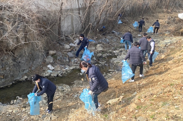 경주시 자원순환과가 새봄맞이 환경정비를 실시하고 있다.