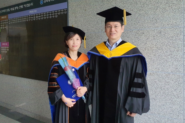 [사진] 김인옥(왼쪽) 교수와 정현철 교수 부부. 지난 2020년 8월 김인옥 교수의 박사학위 수여식 날 정현철 교수가 함께 축하해주며 기념촬영을 했다.