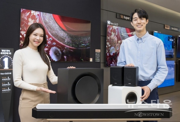 삼성전자 모델이 서울 논현동에 위치한 삼성 디지털프라자 강남본점에서 사운드바 신제품들을 소개하고 있다. /사진 : 삼성전자