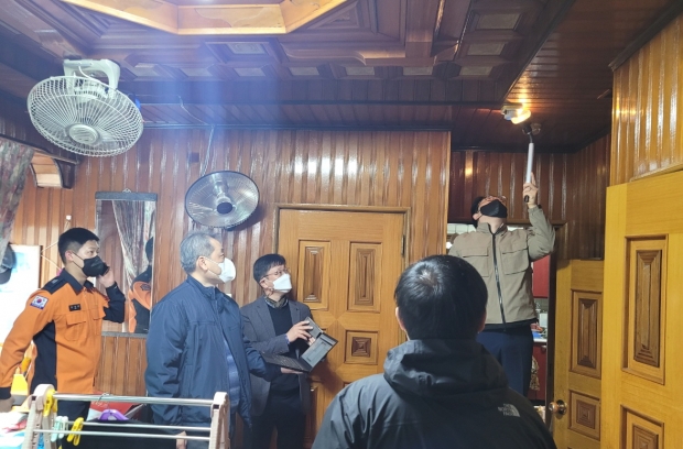 경주시가 생활밀착형 스마트 안전 서비스 구축을 완료하고 주민들에게 작동법 등을 설명하고 있다