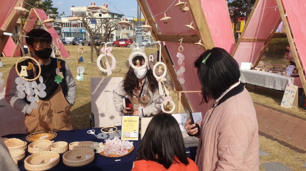 황오플리마켓에서 한 시민이 판매물품을 살펴보고 있다