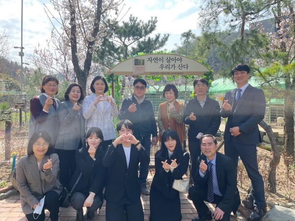 ​▲ 신경용 대표이사와 직원들. 늘푸른기억학교 전직원 기념촬영.​