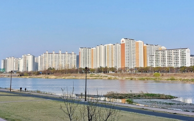 경주시 현곡면 금장리에서 바라본 황성동 아파트 단지 모습.