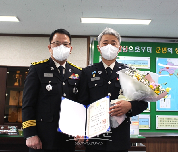 서천소방서 이광복 대응총괄팀장(사진/우측)이 행정안전부와 인사혁신처 공동 주관 ‘제2회 적극행정 유공 정부포상’에서 국무총리상을 수상했다.