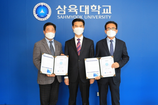 왼쪽부터 오덕신 특임교수, 김일목 총장, 황하 주정호 대표