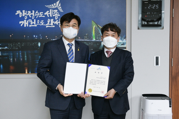 왼쪽부터 세종특별자치시 이춘희 시장과 한국바이오켐제약 송원호 대표
