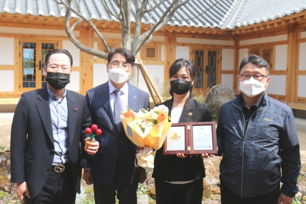 (왼쪽부터) 이상춘 회장, 전우헌 경북사회복지공동모금회장, 신현숙 회원, 서정보 경주시 복지정책과장