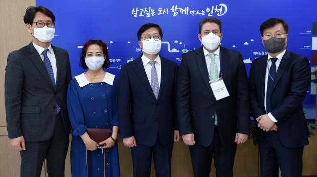 안영규 행정부시장이  지난 20일 시청 집무실에서 구스타포 아돌포 두케 사에스 베네수엘라 차카오 시장을 접견하고 있다.