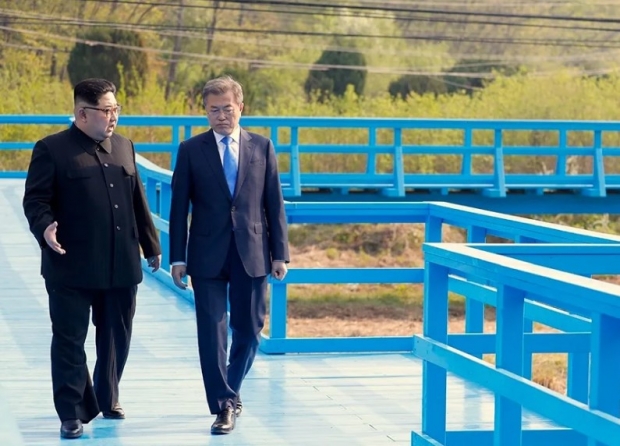 김정은은 “북남수뇌가 역사적인 공동선언들을 발표하고, 온 민족에게 앞날에 대한 희망을 안겨준 것을 회고하며, 임기 마지막까지 민족의 대의를 위해 마음 써 온 문재인 대통령의 고뇌와 노고에 대해 높이 평가했다”고 KCNA가 전했다.  / 사진 : 청와대