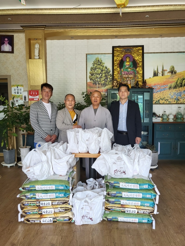 ▲ 대구천사후원회 이강문 이사장을 비롯한 박동일, 정하택 이사가 법왕사 실상 주지스님에게 한방삼계탕, 빵, 음료수, 백미 등 150만원 상당을 전달하고 있는 모습이다.