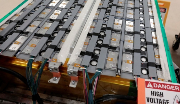 EV 가격의 30~40%는 배터리의 코스트가 차지하는 것으로 알려져 있다. 차량 가격 인상으로 이어질 공산이 커 EV 보급이 지연될 우려가 나온다는 것이다.  / 사진 : 유튜브 캡처