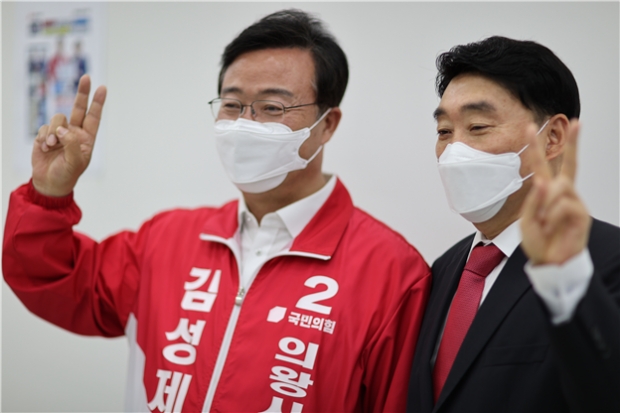 9일 김성제 후보가 의왕시장 국민의힘 경선에 함께 했던 김태춘 후보와 승리를 다짐하고 있다.