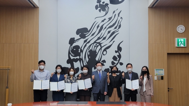 경주 하이코는 지난 4일　경주관광 MICE 얼라이언스 5개 분과의 위원장을 위촉한 직후 기념촬영을 하고 있다
