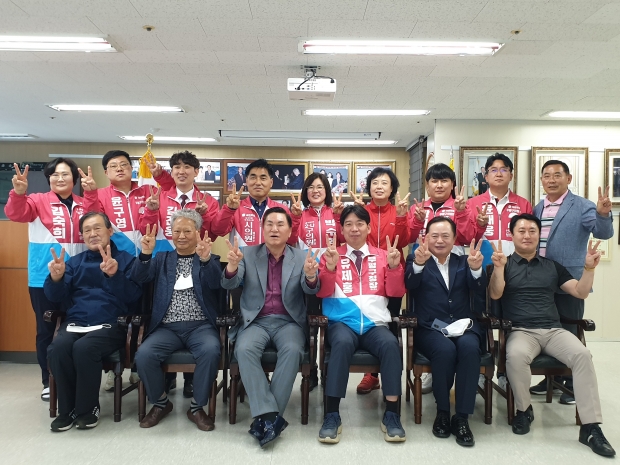 지난7일 부평갑지역구 강창규 당협위원장과 주요인사들이 선거 승리를 위한 필승을 다짐하고 있다.