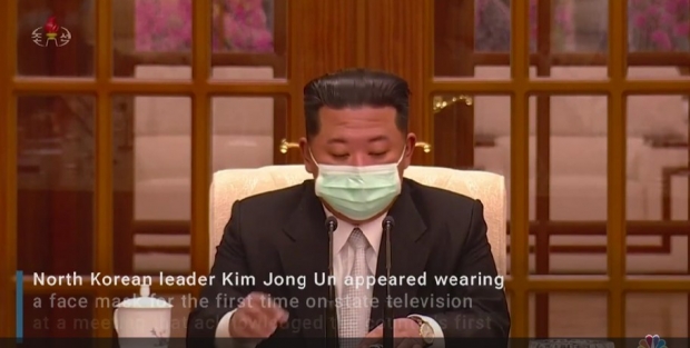 김정은 국무위원장은 “4월 말부터 원인을 알 수 없는 열병이 전국적 범위에서 폭발적으로 전파 확대되어 짧은 기간에 35만 여명의 유열자(발열자)가 나왔으며, 그 가운데 16만 2천 200명이 완치됐다”는 보고를 받았다고 조선중앙통신이 전했다. / 사진 : 미국 NBC뉴스 비디오 화면 캡처