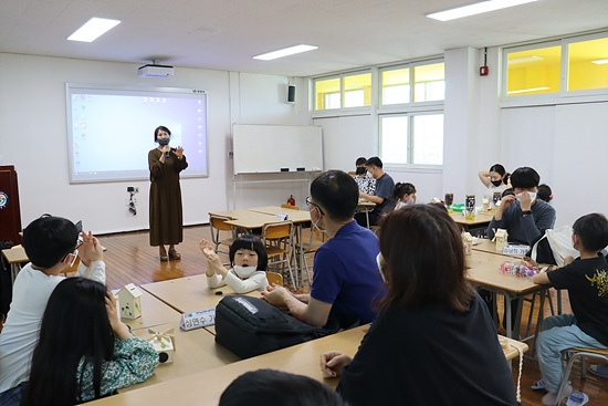 창원시 주남환경학교 동아리 초록아띠는 업사이클링 제품을 만드는 시간을 가졌다(사진=창원시)