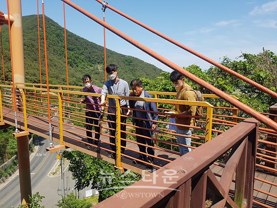 창원시, 등산객 안전위해 등산관련시설 안전점검에  나섰다(사진=창원시)
