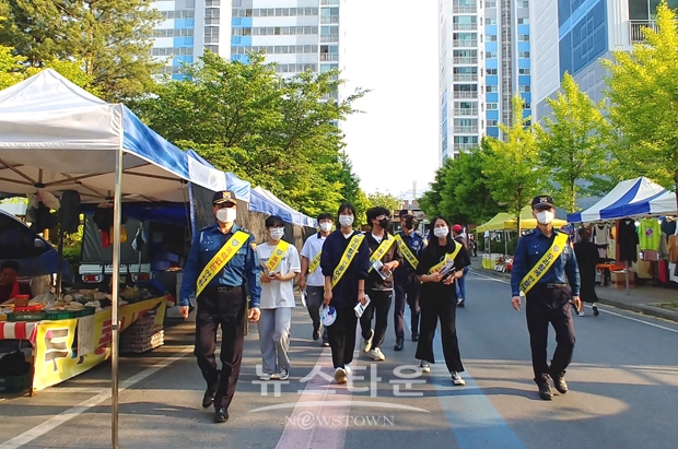 금산경찰서가 지난 5월 19일 평소 경찰에 꿈이 있고 금산의 안전에 관심이 많은 관내 중·고등학생들과 합동순찰을 실시했다. 평소 청소년들이 생각한 비행 다발 구역 3곳을 집중 순찰했다.