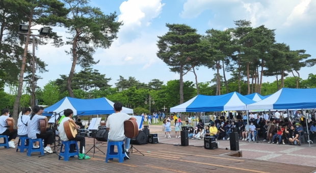 지난 21일 경주 황성공원 타임캡슐 공원 상설무대에서 ‘2022년 청소년어울림마당’ 공연이 진행되고 있다