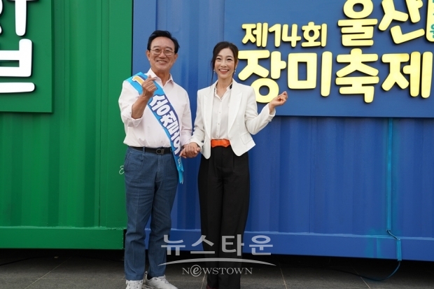 ‘제14회 울산대공원 장미축제’ 가 열리는 울산대공원에서 송철호 울산시장(좌측) 이선율 박사(우측) 사진제공 울산시장캠프