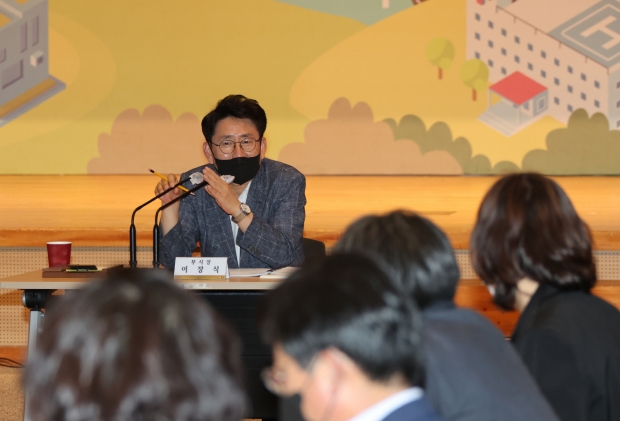 이장식 포항시장 권한대행이 회의를 주재하는 모습