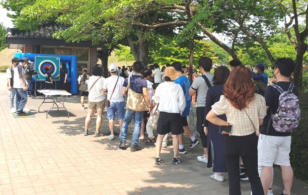 ‘찾아가는 화랑마을’ 행사가 29일 대릉원에서 진행되고 있다