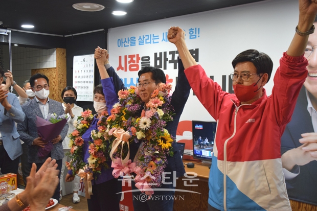 6.1 전국동시지방선거에 출마한 박경귀(62) 국민의힘 후보가 아산시장으로 당선됐다.v박 당선인은 “먼저 아산의 새 역사를 열어주신 위대한 아산시민 여러분께 진심으로 감사의 말씀 드린다”며 “오늘은 위대한 시민의 염원이 아산의 새로운 미래를 만든 역사적인 날”이라고 소감을 전했다.