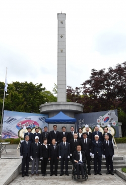 안영규 행정부시장이 제67회 현충일인 6일 미추홀구 수봉공원 현충탑에서 열린 추념식을 마치고 참석자들과 기념촬영을 하고 있다.