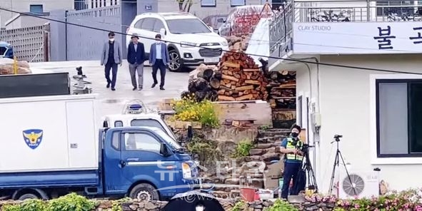 하루종일 소음 측정 중인 양산사저 앞 (출처:SNS)