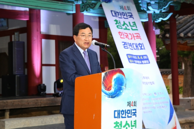지난 4일 열린 4회 대한민국 청소년 한국가곡 경연대회에서 주낙영 경주시장이 인사말을 전하고 있다