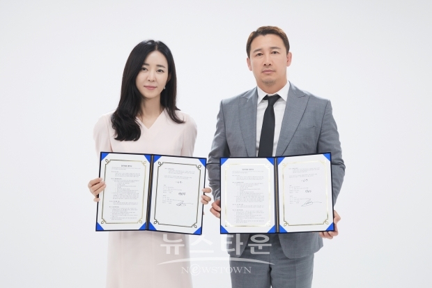 정혜전 IHQ 모바일부문장과 정문홍 로드FC 회장<br>