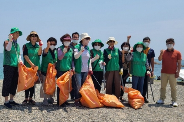 문무대왕면 새마을부녀회원과 행정복지센터 직원 20여 명이 지난 18일 봉길대왕암 해변 일대에서 환경정비를 진행하며 기념촬영을 하고 있다.