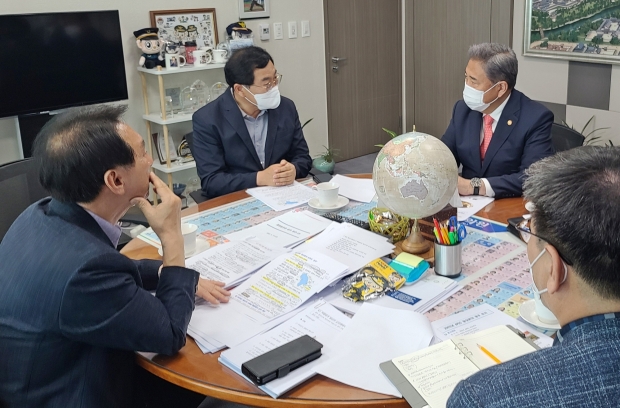 주낙영 경주시장이 21일 오후 국회 의원회관에서 박진 외교부 장관을 만나 ‘2025 APEC 정상회의 개최도시’의 최적지는 경주라며 유치당위성을 설명하고 있다.