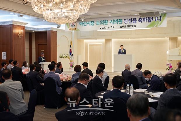 충무회 월례 회의에 참석한 박경귀 아산시장 당선인 “존경하는 지역의 원로들이 민선 8기 당선인들을 축하하는 자리를 마련해주신 것에 진심으로 감사드린다. 신뢰를 얻어야 한다는 박종덕 회장님의 조언을 가슴 깊이 새기고 견제와 균형의 협치로 시정을 이끌어 가겠다”고 말했다.