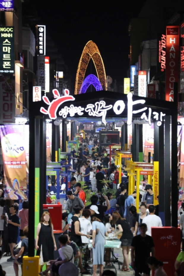 영일만친구 야시장 개장 당시 활기를 띠는 모습