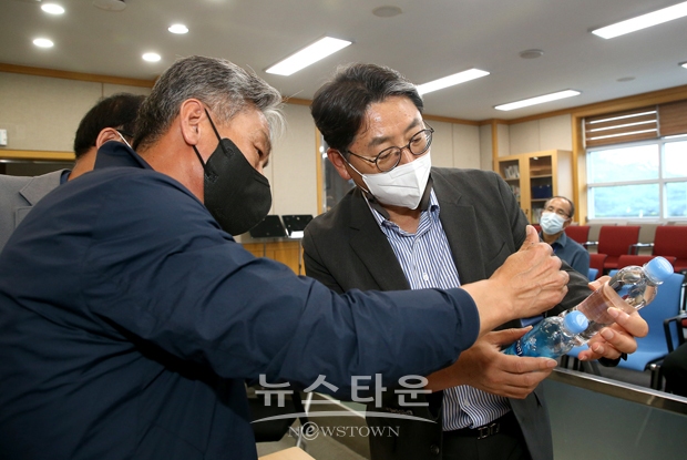 홍태용 김해시장이 지난 7월 11일 오후 김해시 한림면 명동정수장을 방문해 최근 창원시 진해구 석동정수장에서 문제가 되고 있는 깔따구 유충 관리 실태를 점검하고 “시민들이 안전하고 깨끗한 물을 이용할 수 있도록 수질관리에 최선을 다해 달라”고 당부했다.