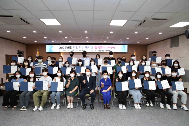 2022년도 학업우수 장학생 장학증서 수여식 기념사진