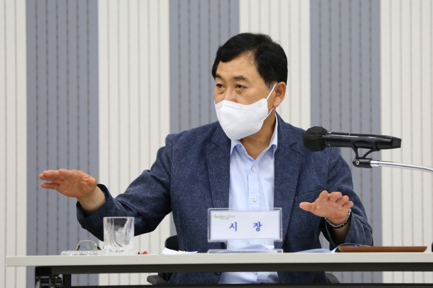 주낙영 경주시장은 13일 오전 시청 대회의실에서 민선8기 첫 읍·면·동장회의를 주재하고 일선 행정의 시정에 대한 책임감 있는 헌신과 노력을 주문하고 있다.