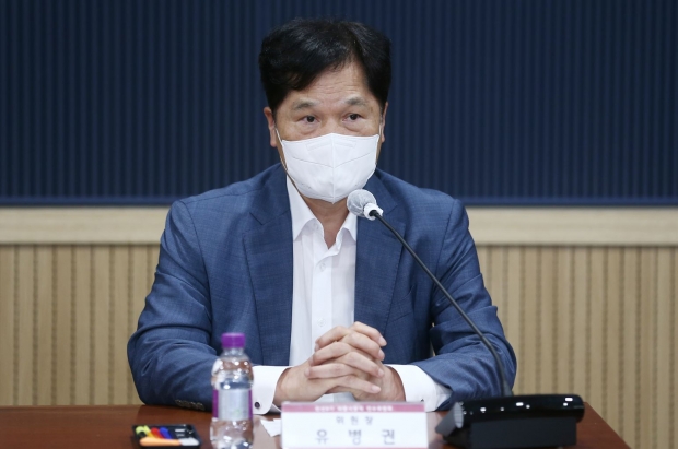 지난 15일 유병권 인수위원장은 김성제 의왕시장의 7대 핵심공약을 중심으로 최종 보고서를 전달하면서 인사말을 하고 있다.